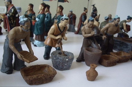 旅游景區(qū)中正在勞動的古代人物道具模型