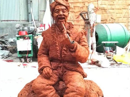 著色后的抽旱煙西北農(nóng)民泥塑模型