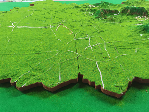 正在制作地形模型的河南派騰地形模型公司.jpg