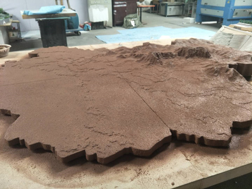 河南派騰模型制作公司制作的地形模型剛噴完真石漆